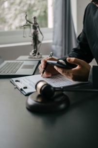 Lawyers and legal requirements and bribery in adjudicating and adjudicating litigation cases.